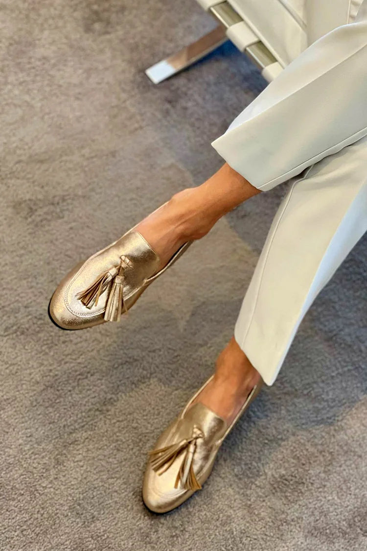 BEATRICE | LOAFERS I GULD MED METALLNAGLAR OCH FRANSAR