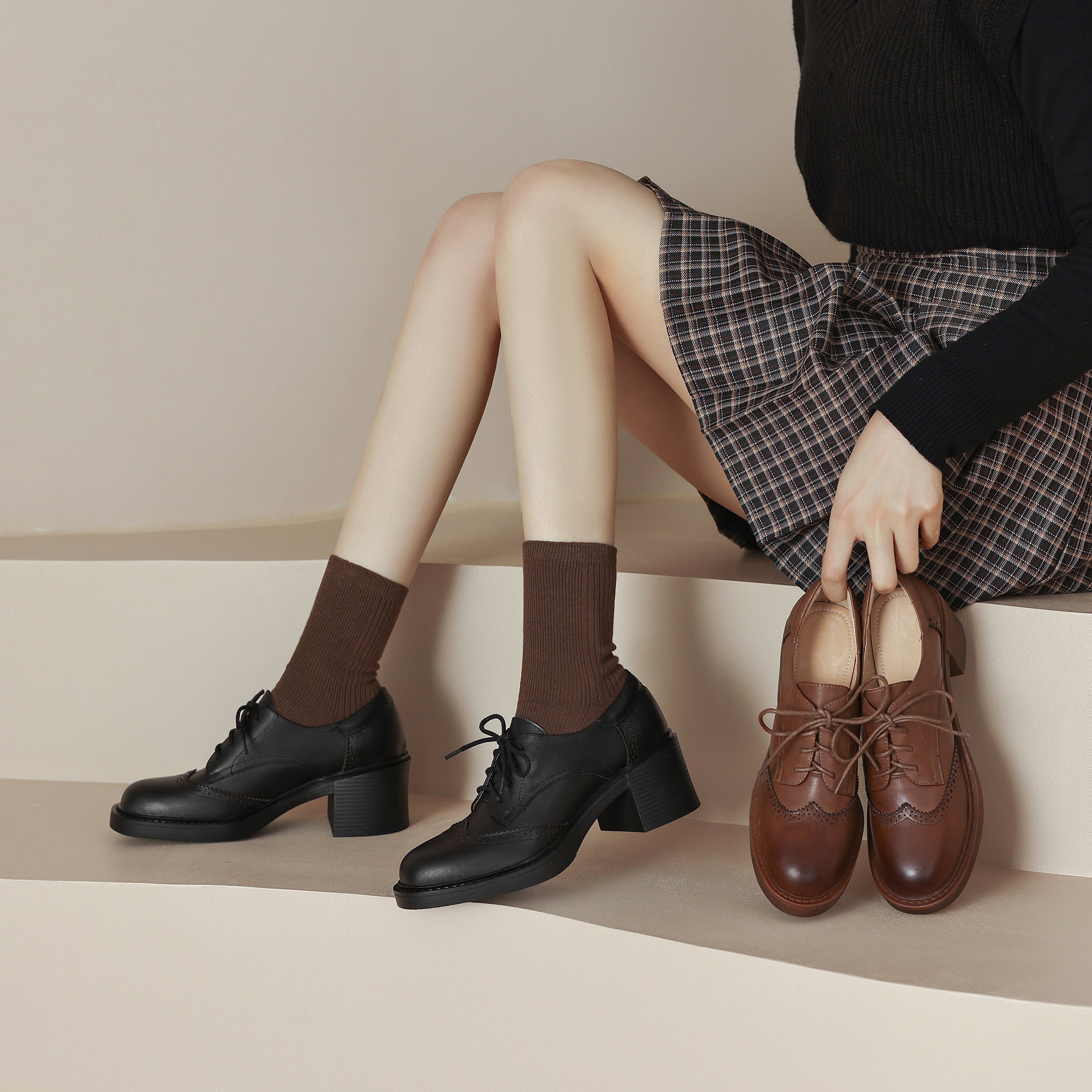 Handgjorda dambrogues med hög klack och kraftig sula – Stilrena skor i klassisk design