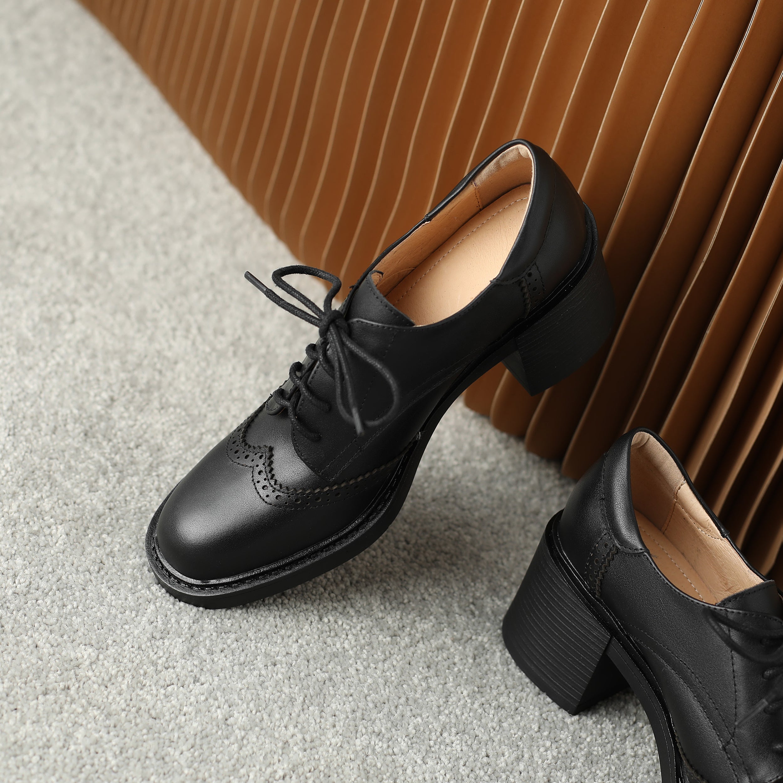 Handgjorda dambrogues med hög klack och kraftig sula – Stilrena skor i klassisk design