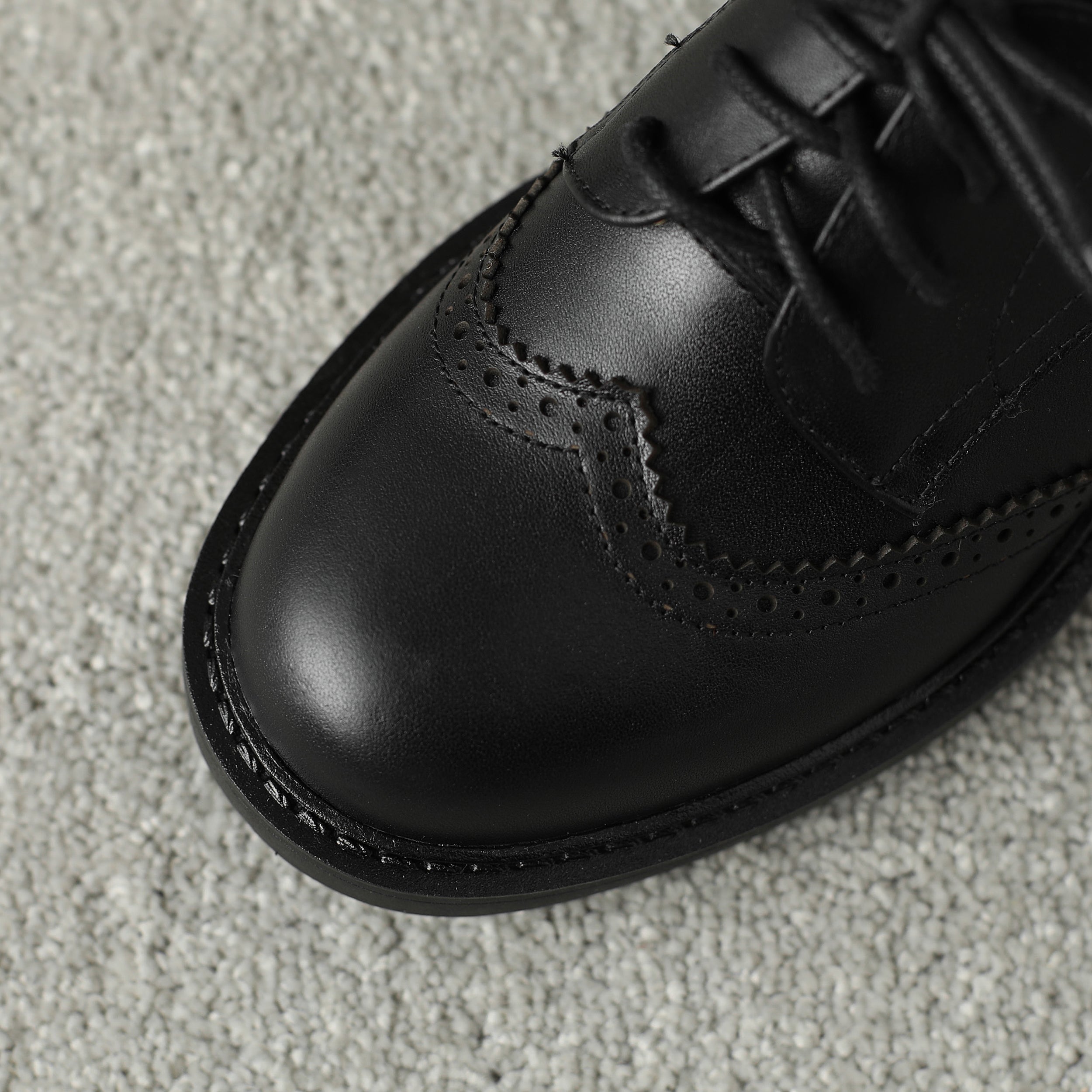 Handgjorda dambrogues med hög klack och kraftig sula – Stilrena skor i klassisk design