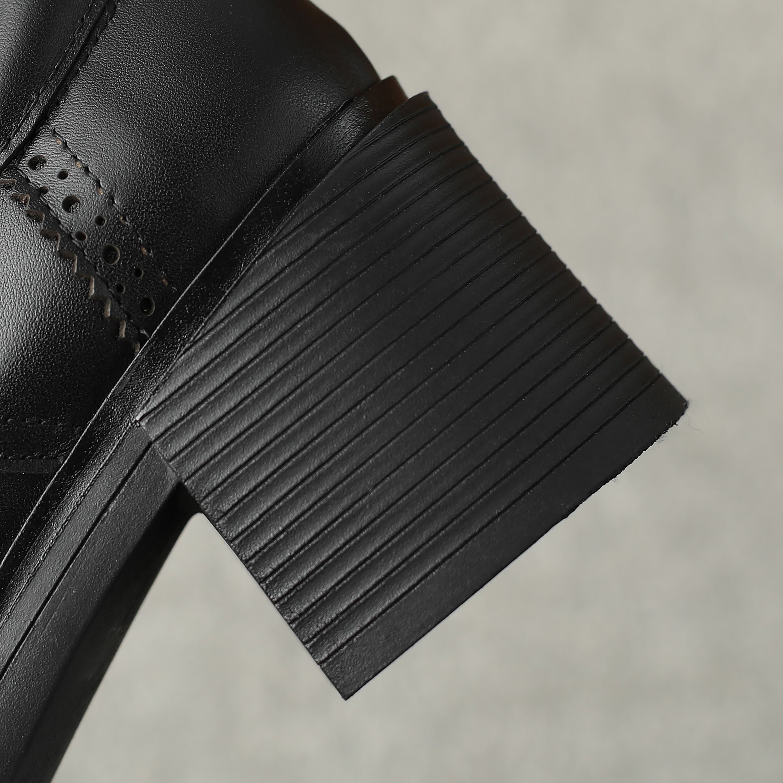 Handgjorda dambrogues med hög klack och kraftig sula – Stilrena skor i klassisk design