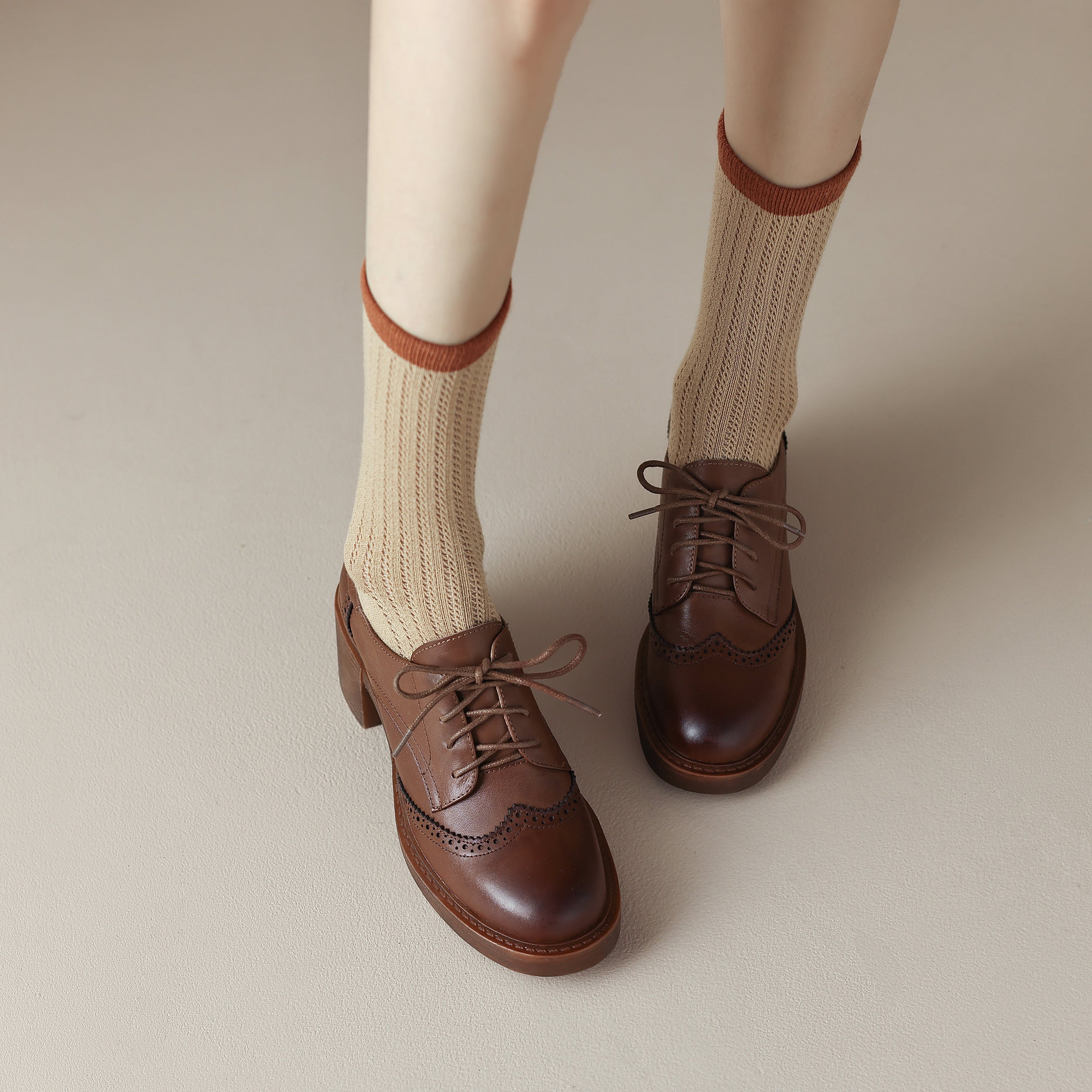 Handgjorda dambrogues med hög klack och kraftig sula – Stilrena skor i klassisk design