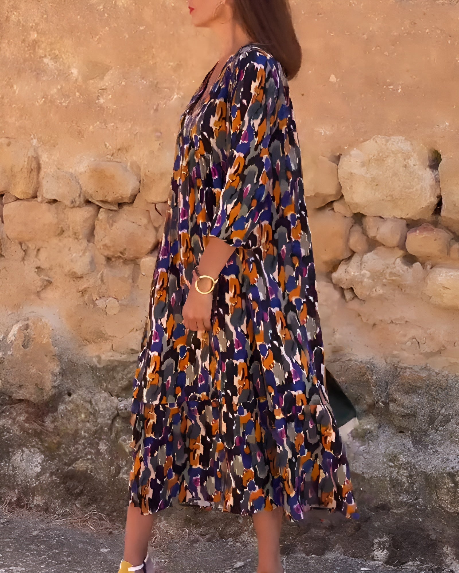 VIOLETTA | Långt V-ringat klänning med retro-mönster och elegant komfort för varje tillfälle