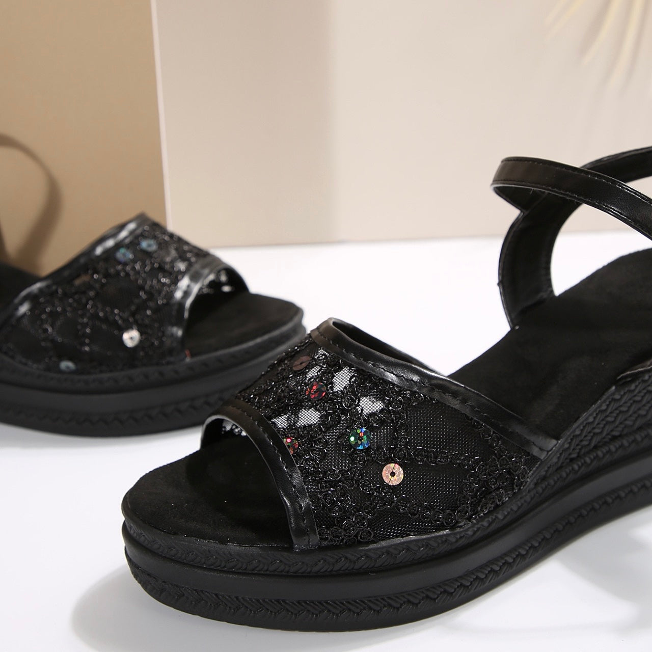 Cara – Klassiska Kilklack Sandaler med Grov Sula