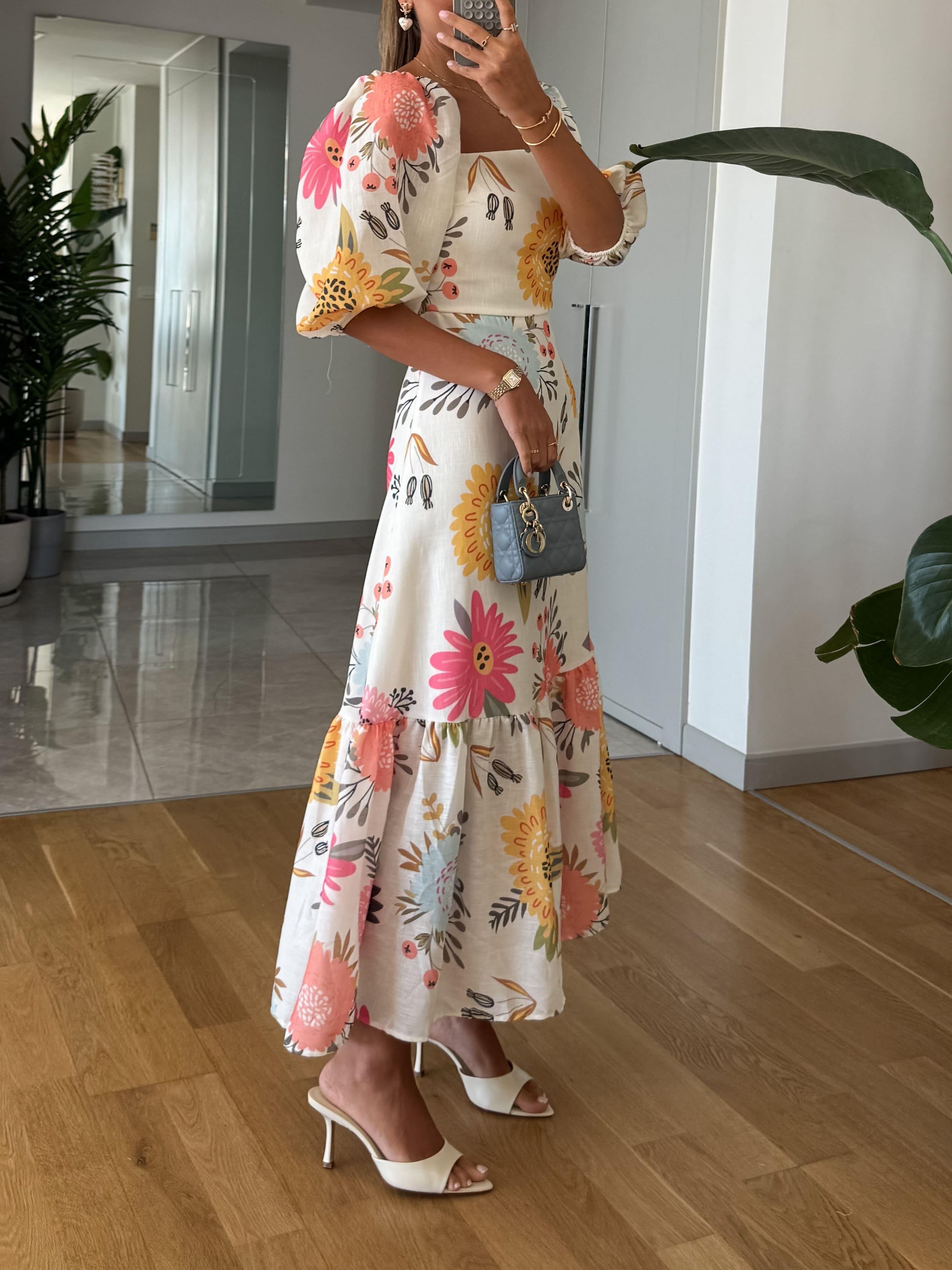 Puffärmad Blommig Midiklänning Med