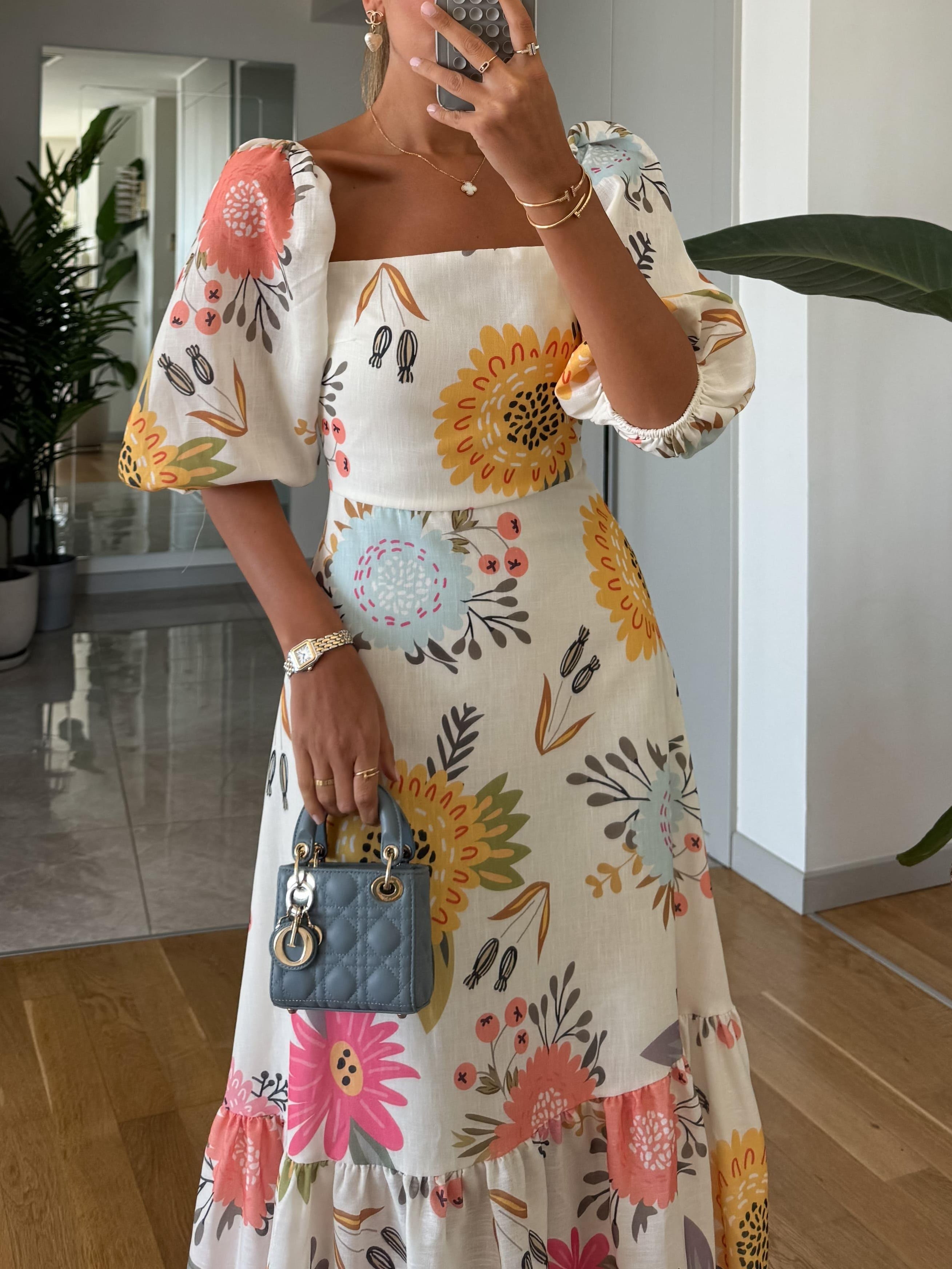 Puffärmad Blommig Midiklänning Med