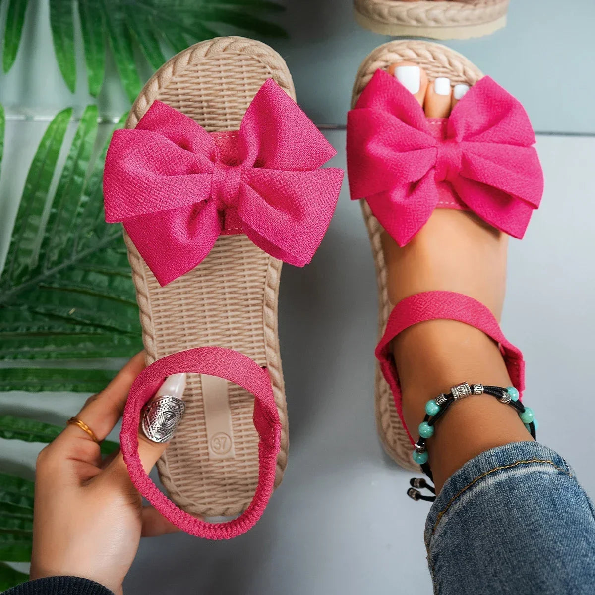 Bella | Ortopediska sandaler med rosettdetalj, elastiskt band och dämpat stöd