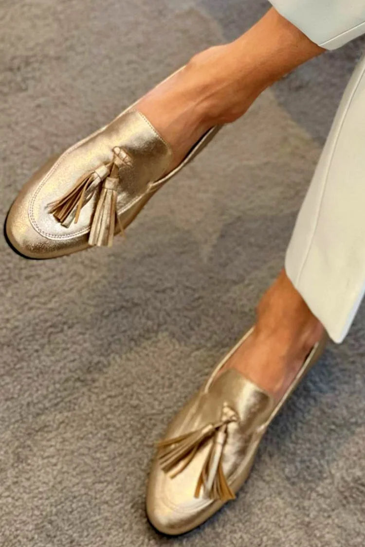 BEATRICE | LOAFERS I GULD MED METALLNAGLAR OCH FRANSAR