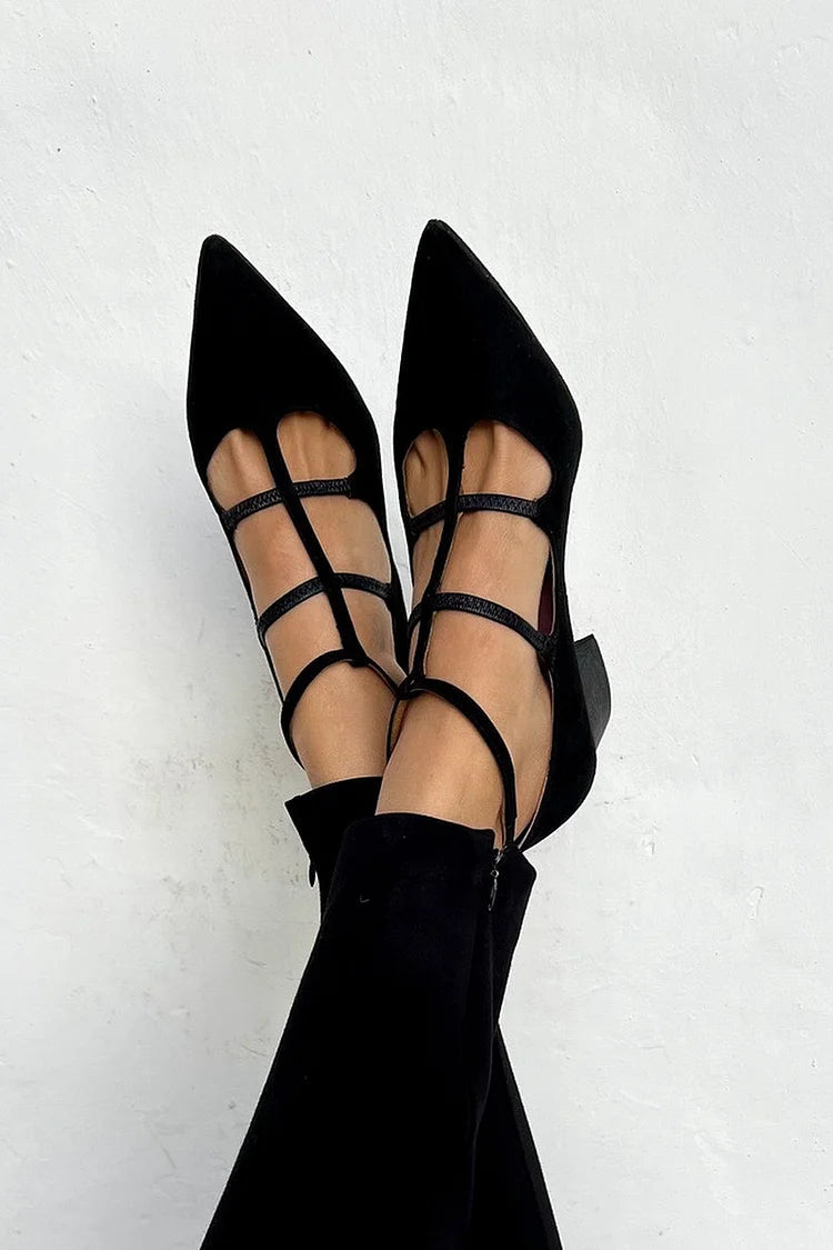 ANNELORE | ELEGANTA SVARTA PUMPS MED SPETSIG TÅ OCH REM