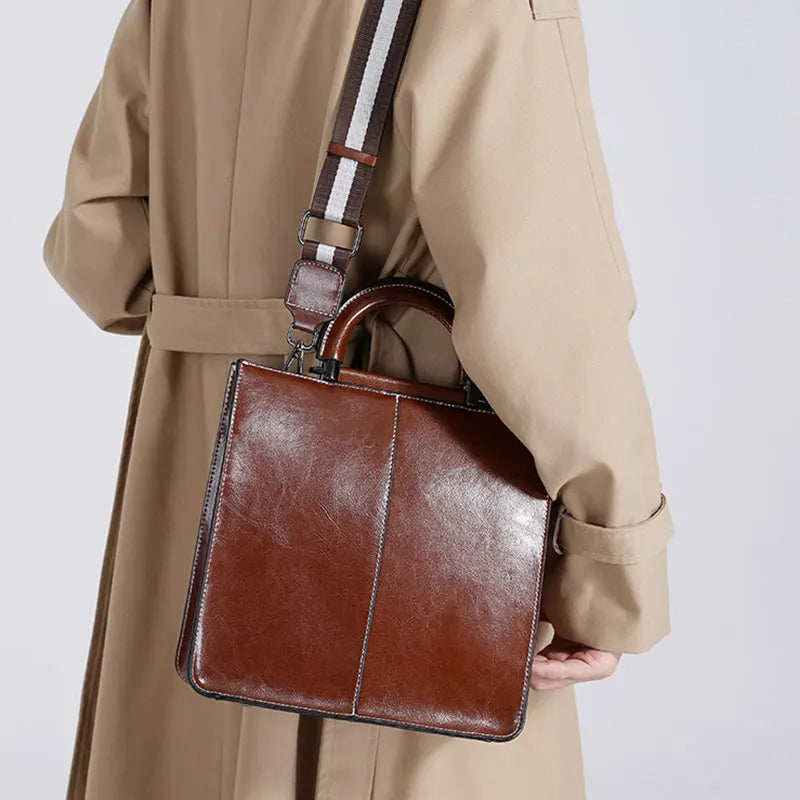 Strukturerad crossbody-väska med handtag