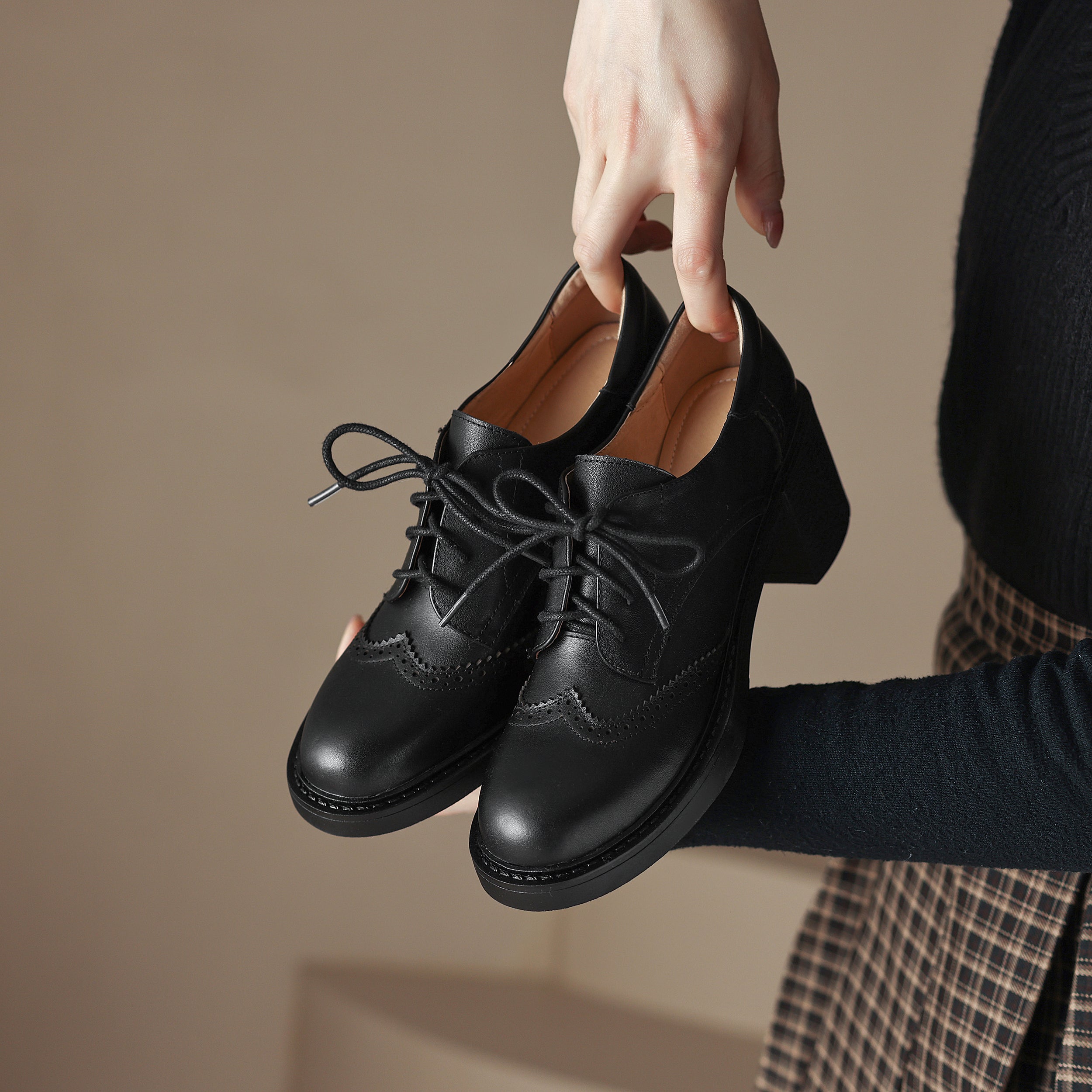 Handgjorda dambrogues med hög klack och kraftig sula – Stilrena skor i klassisk design