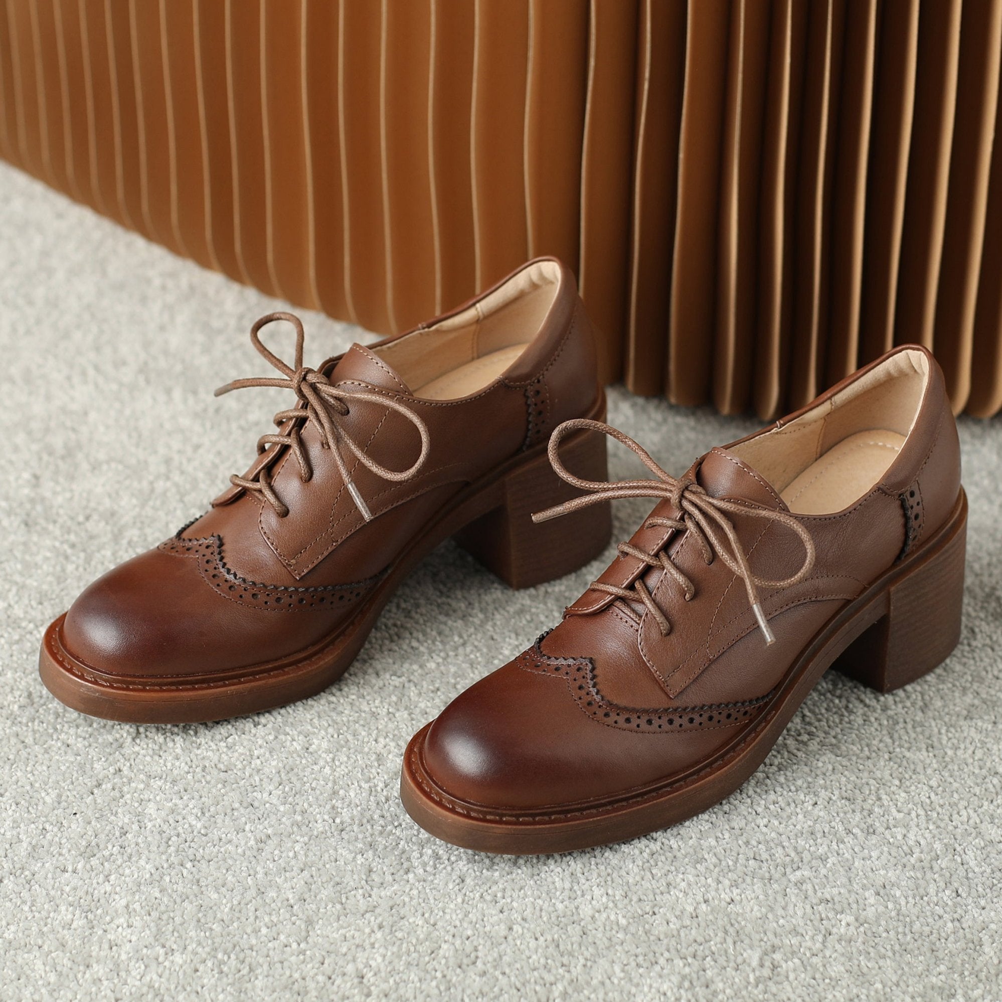 Handgjorda dambrogues med hög klack och kraftig sula – Stilrena skor i klassisk design