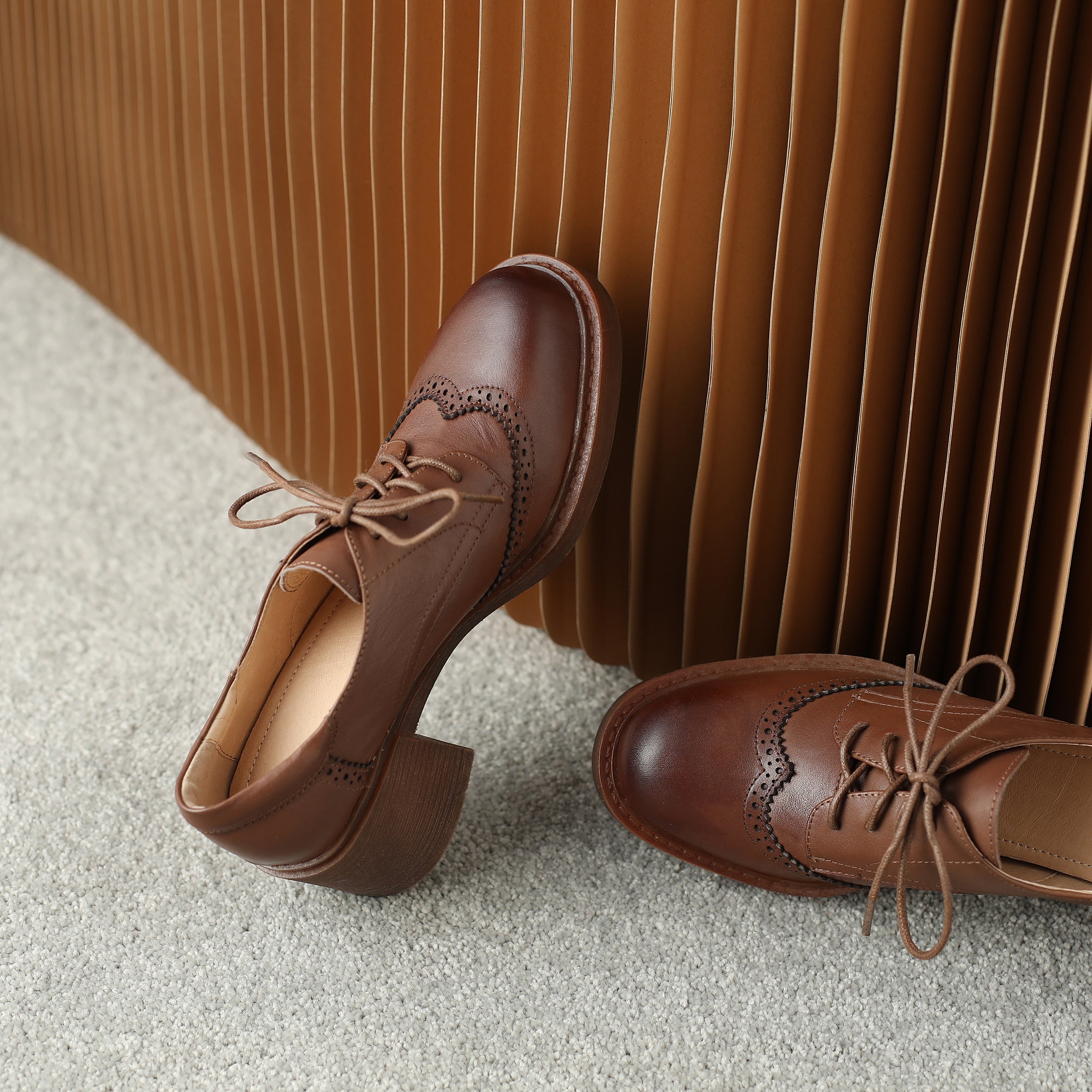 Handgjorda dambrogues med hög klack och kraftig sula – Stilrena skor i klassisk design