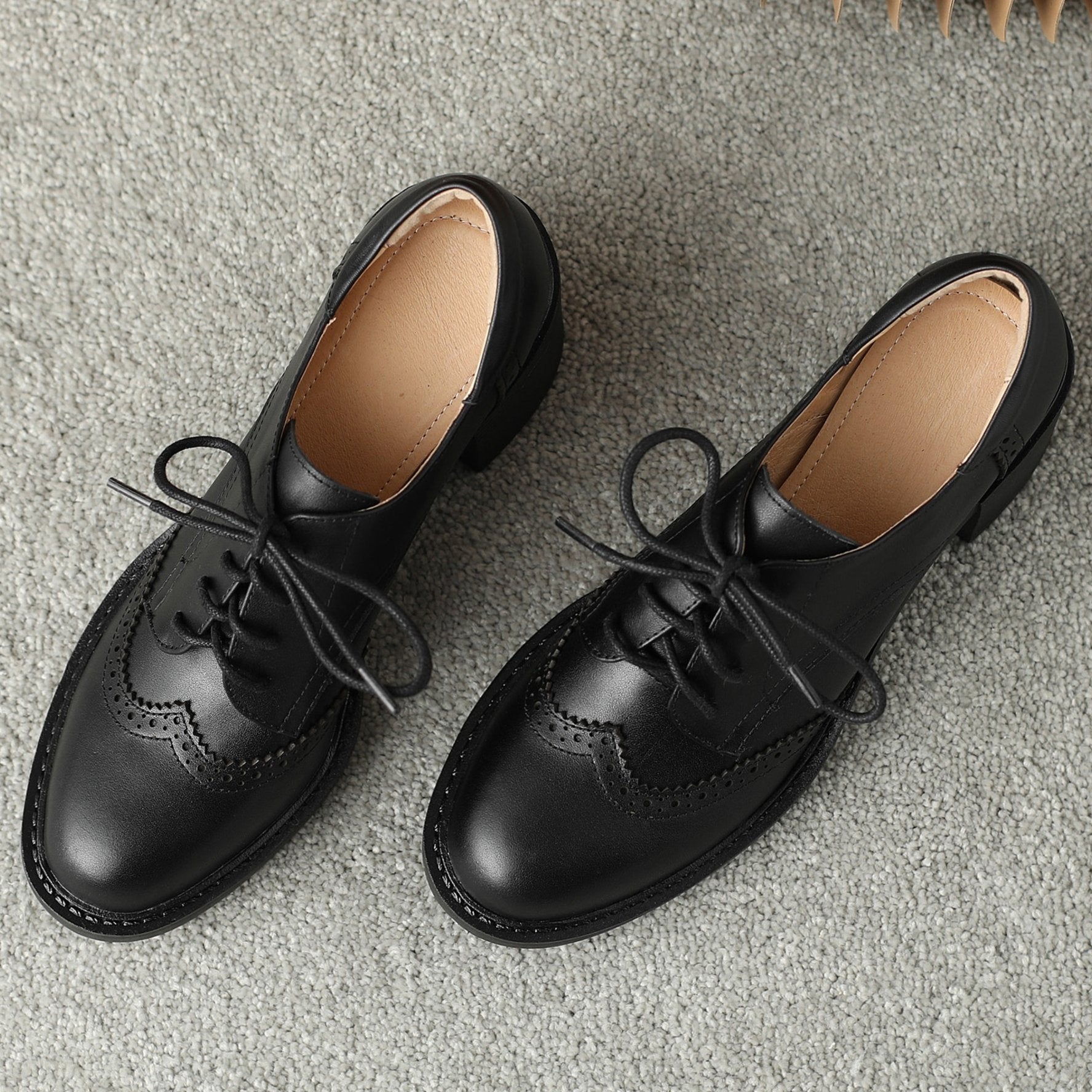 Handgjorda dambrogues med hög klack och kraftig sula – Stilrena skor i klassisk design