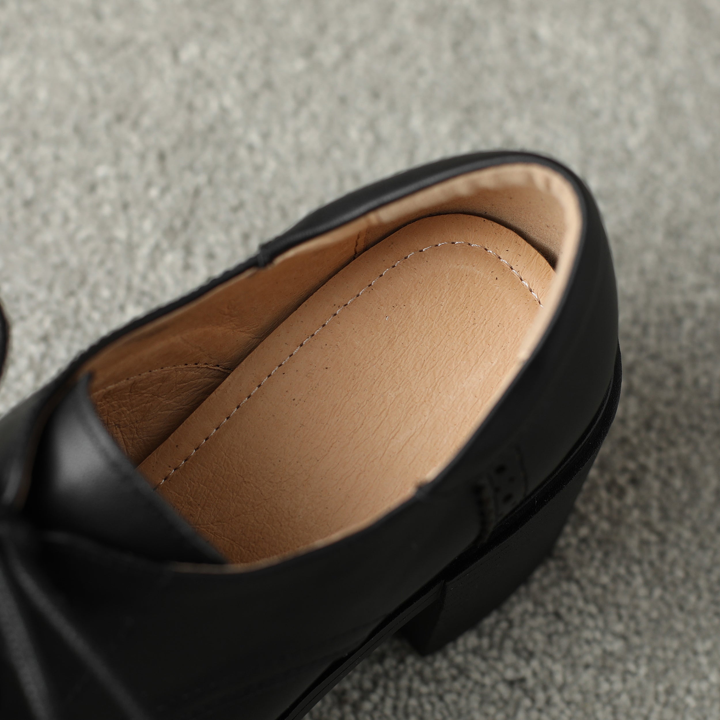 Handgjorda dambrogues med hög klack och kraftig sula – Stilrena skor i klassisk design