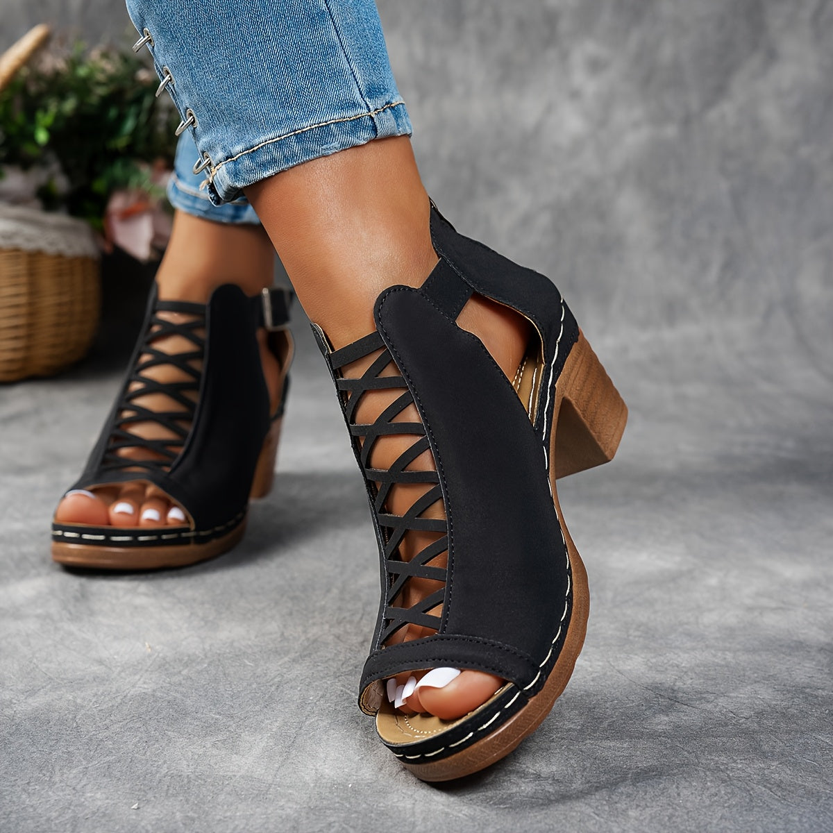 Nessa Lattice-Heel Sandaler