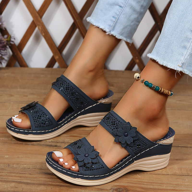 Delor Blommig Kilklack Sandal