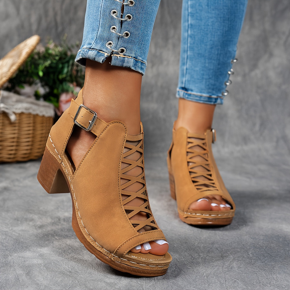 Nessa Lattice-Heel Sandaler