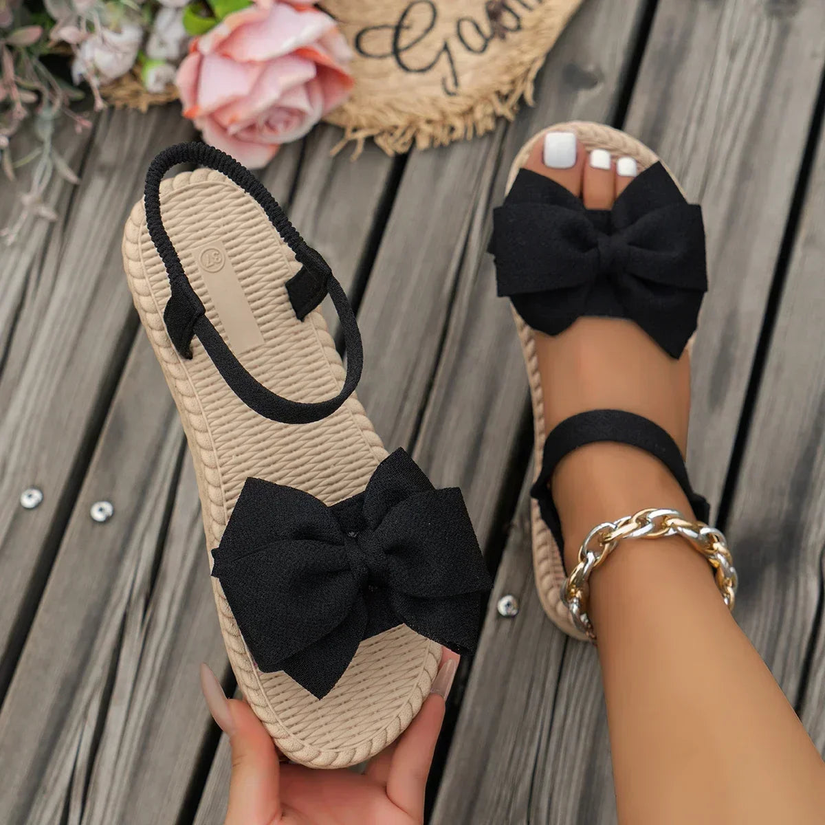 Bella | Ortopediska sandaler med rosettdetalj, elastiskt band och dämpat stöd