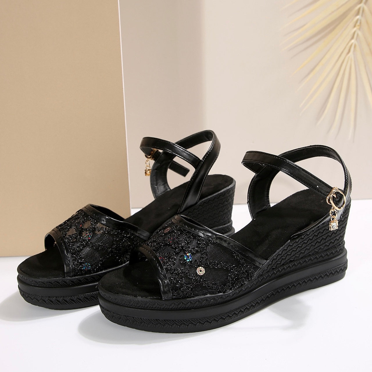 Cara – Klassiska Kilklack Sandaler med Grov Sula