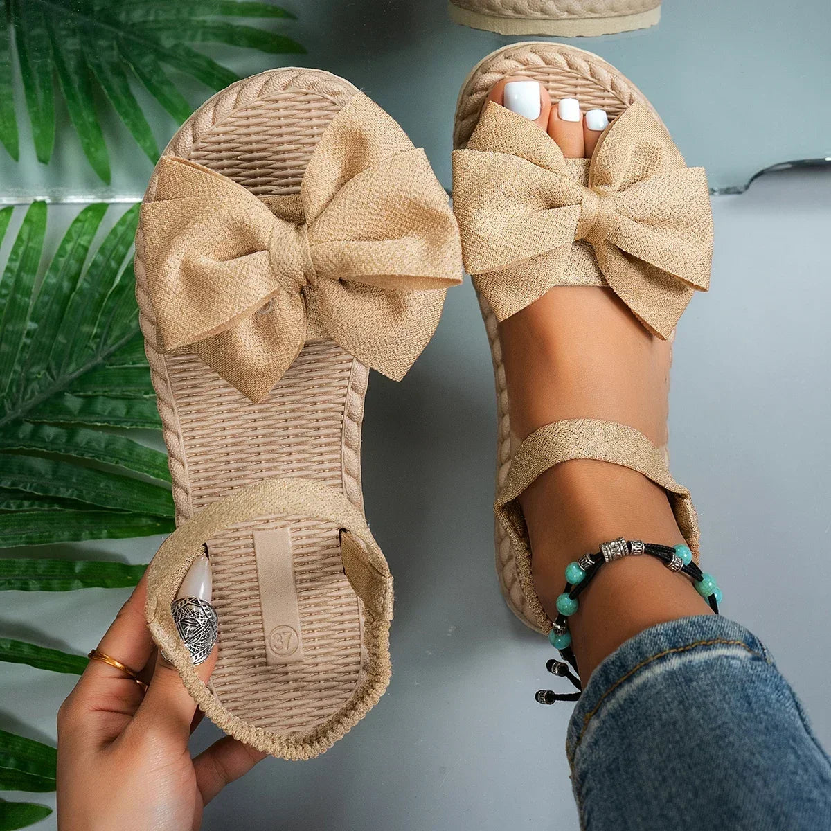 Bella | Ortopediska sandaler med rosettdetalj, elastiskt band och dämpat stöd