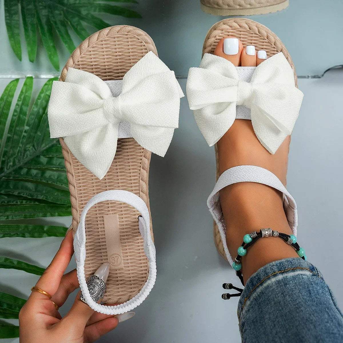Bella | Ortopediska sandaler med rosettdetalj, elastiskt band och dämpat stöd