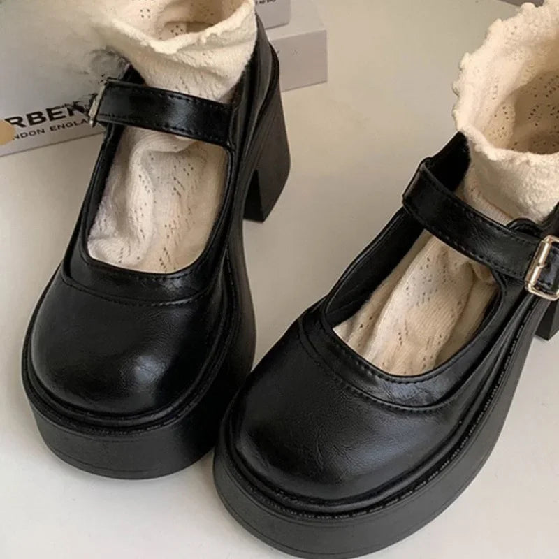 Mary Zhao Mary Jane Pumps med Tjock Sula och Hög Klack – Stilrena Skor för Vår och Höst 2025