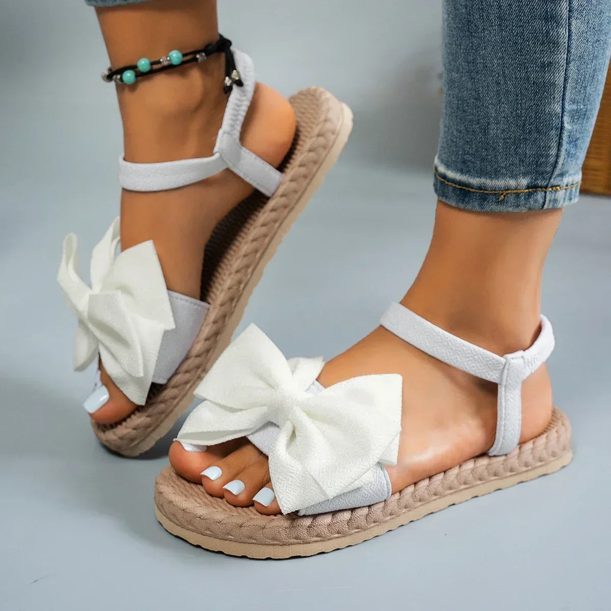 Bella | Ortopediska sandaler med rosettdetalj, elastiskt band och dämpat stöd