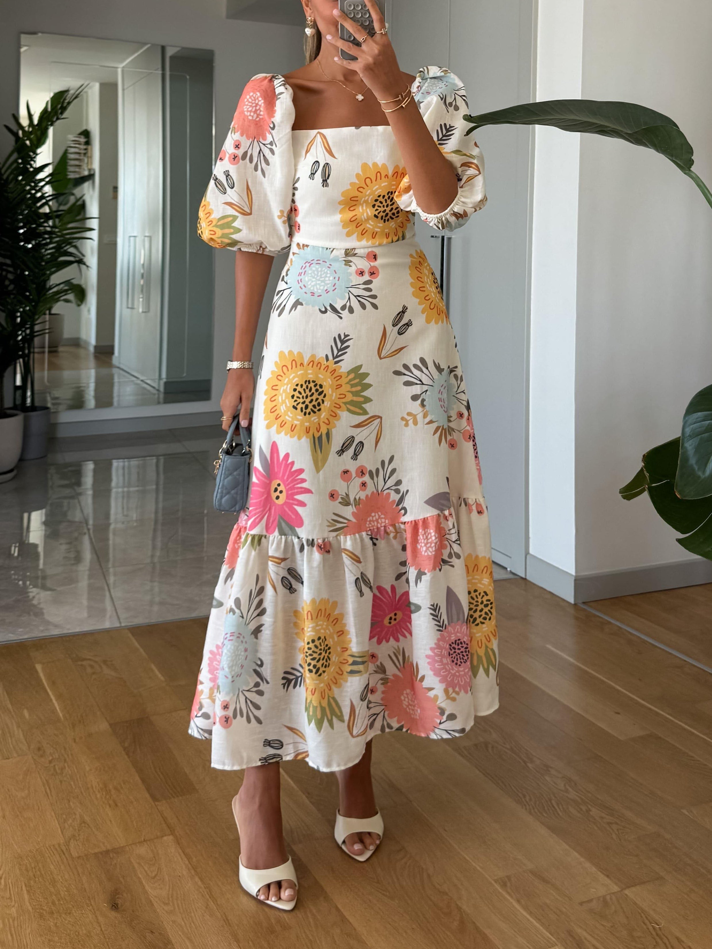 Puffärmad Blommig Midiklänning Med