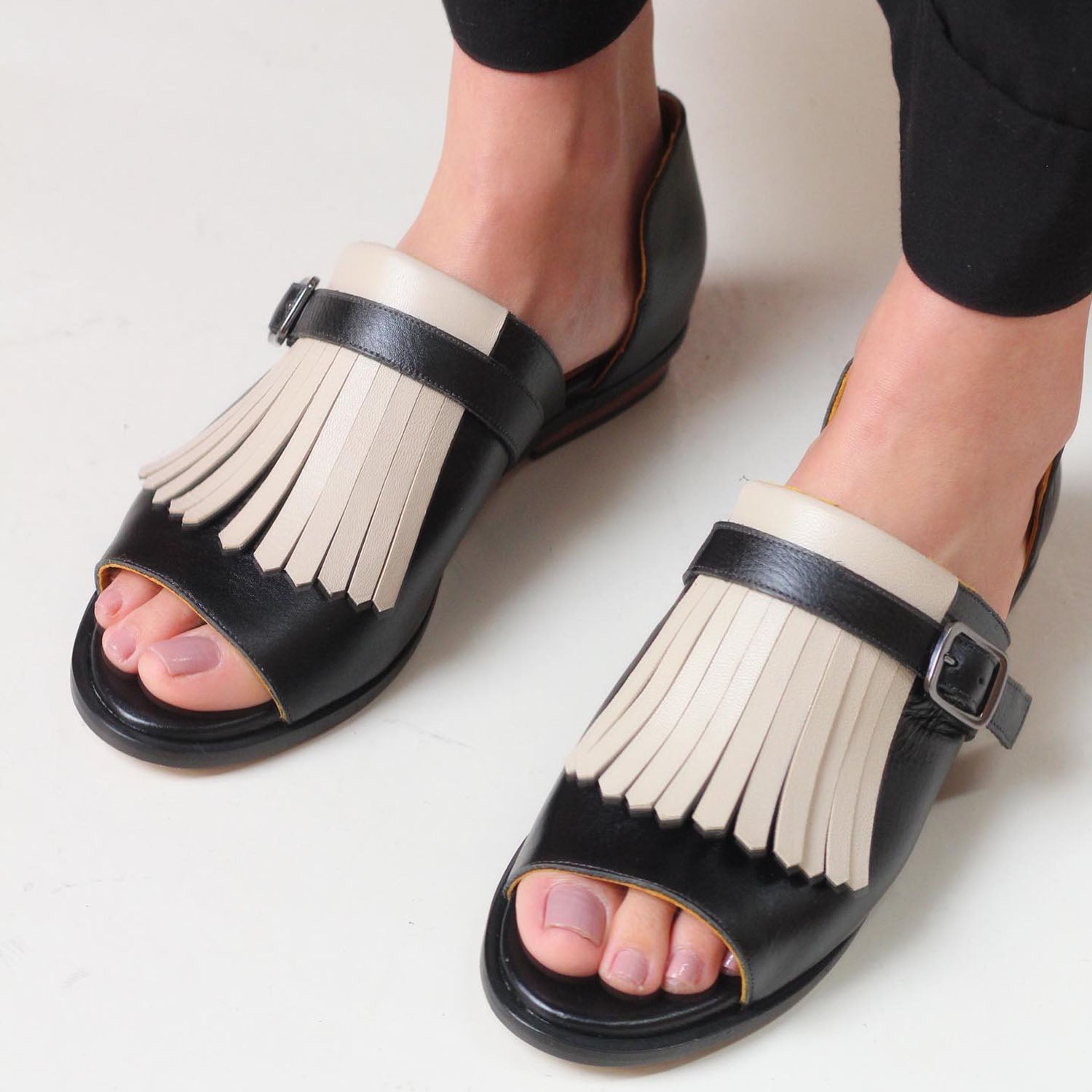 Britta - Slip-on sandaler med fransar