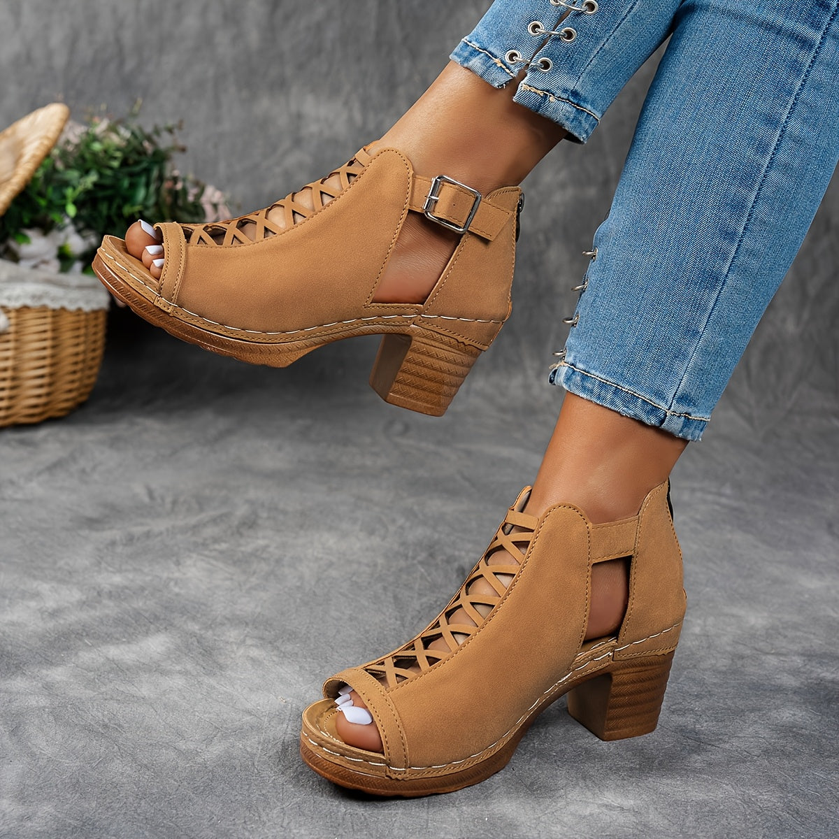 Nessa Lattice-Heel Sandaler