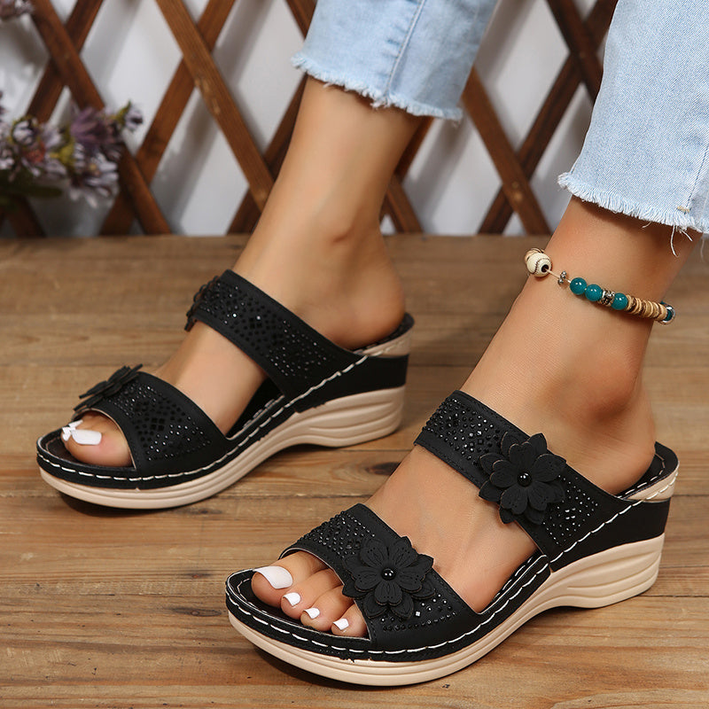 Delor Blommig Kilklack Sandal