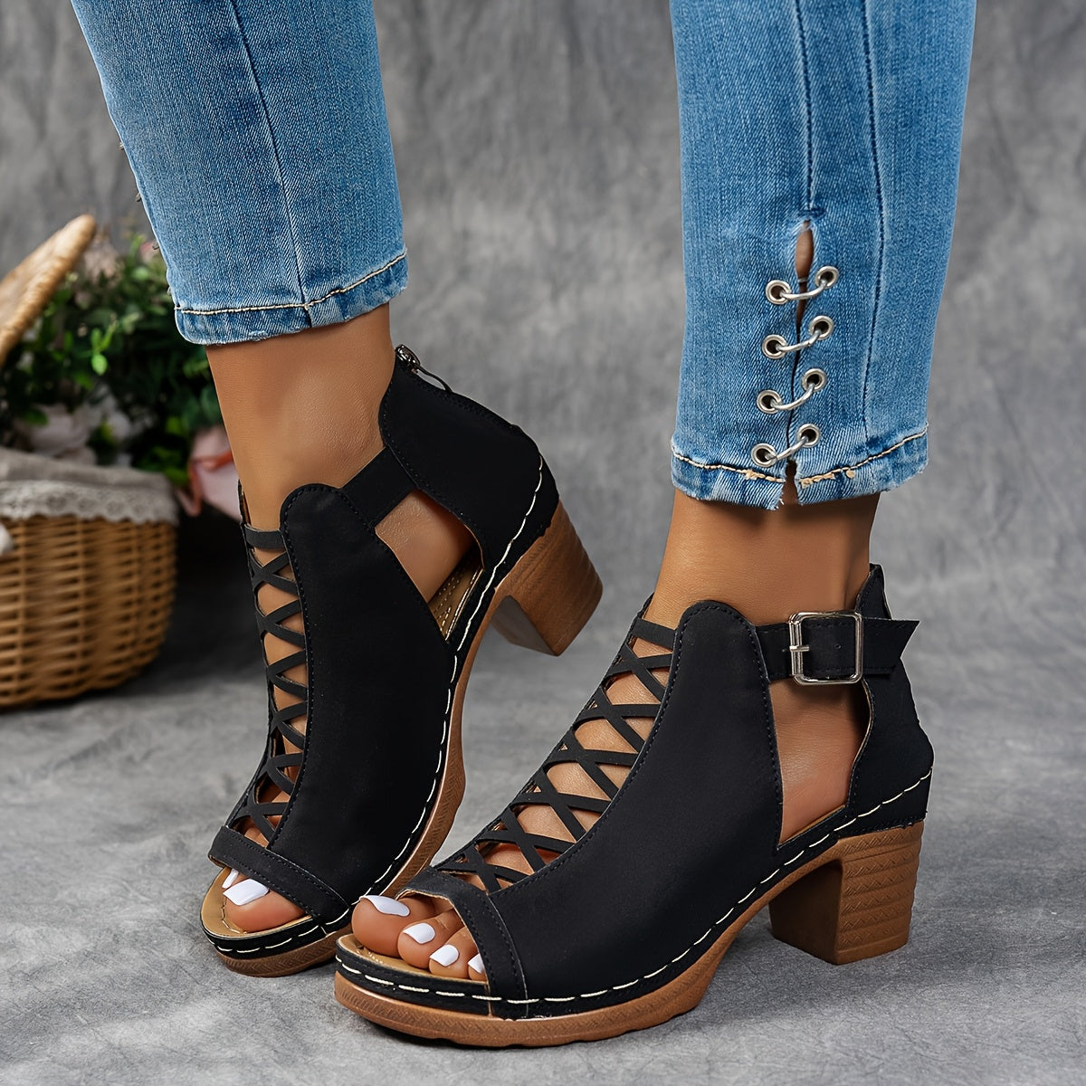 Nessa Lattice-Heel Sandaler