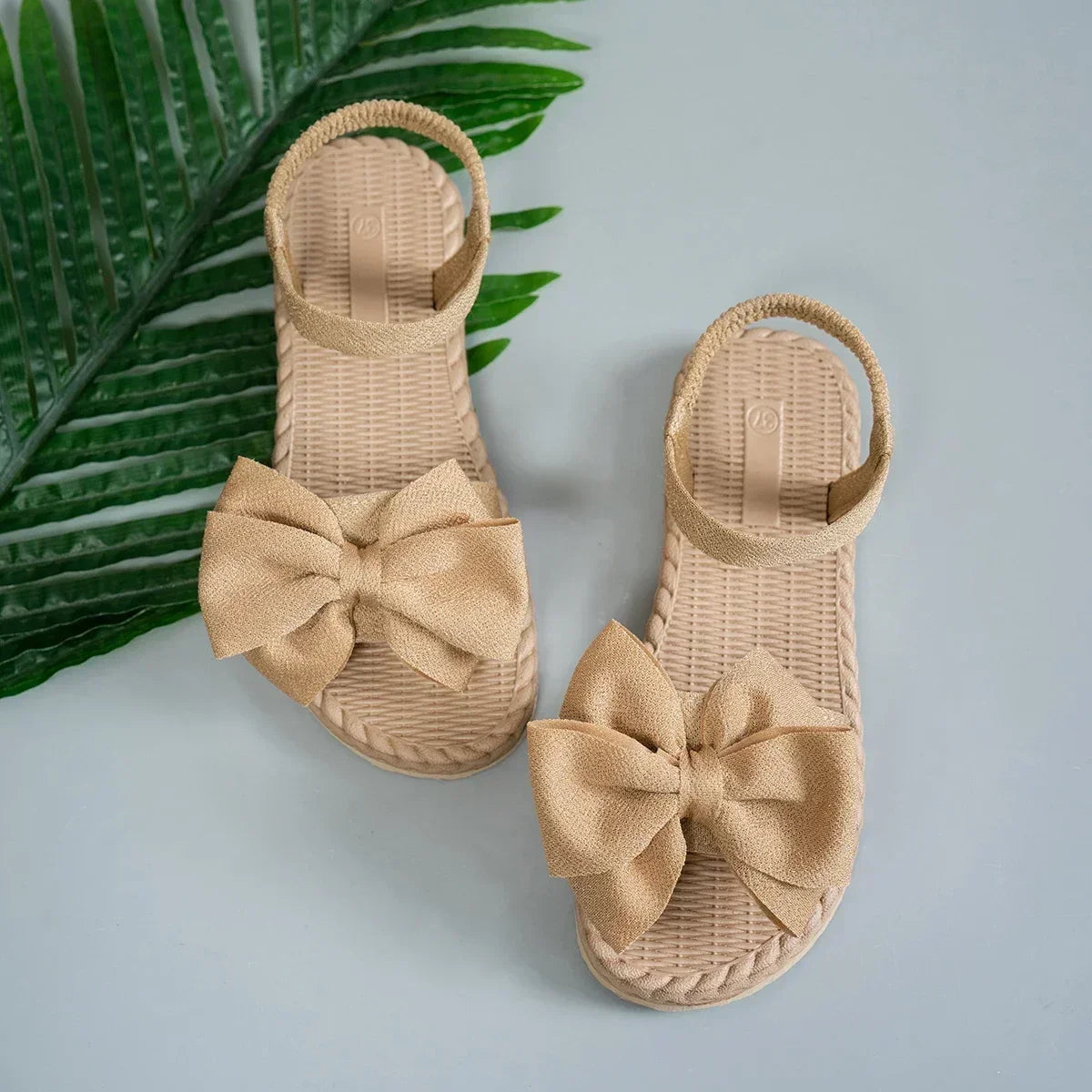 Bella | Ortopediska sandaler med rosettdetalj, elastiskt band och dämpat stöd
