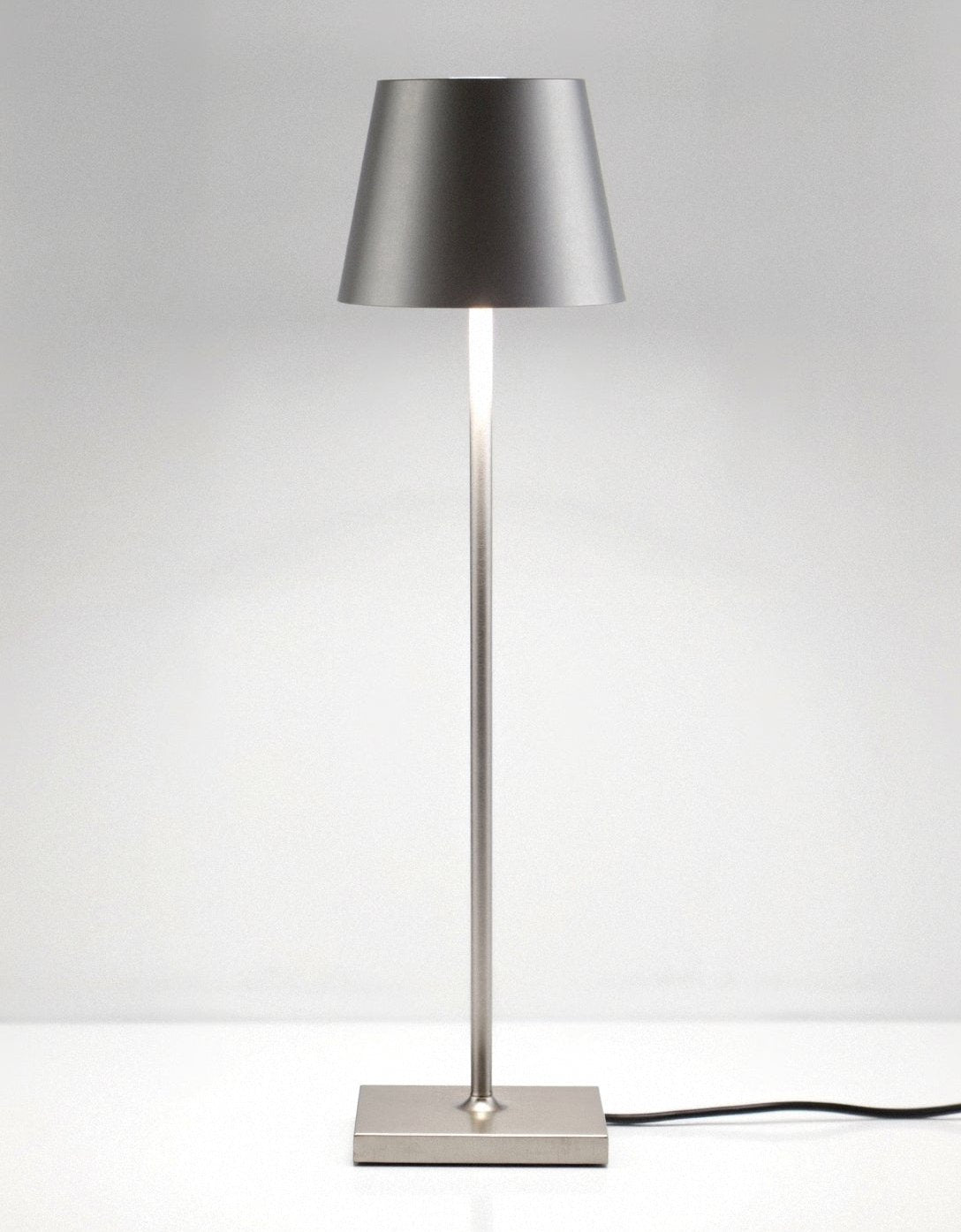 Vespera Minimalist Hög Bordslampa